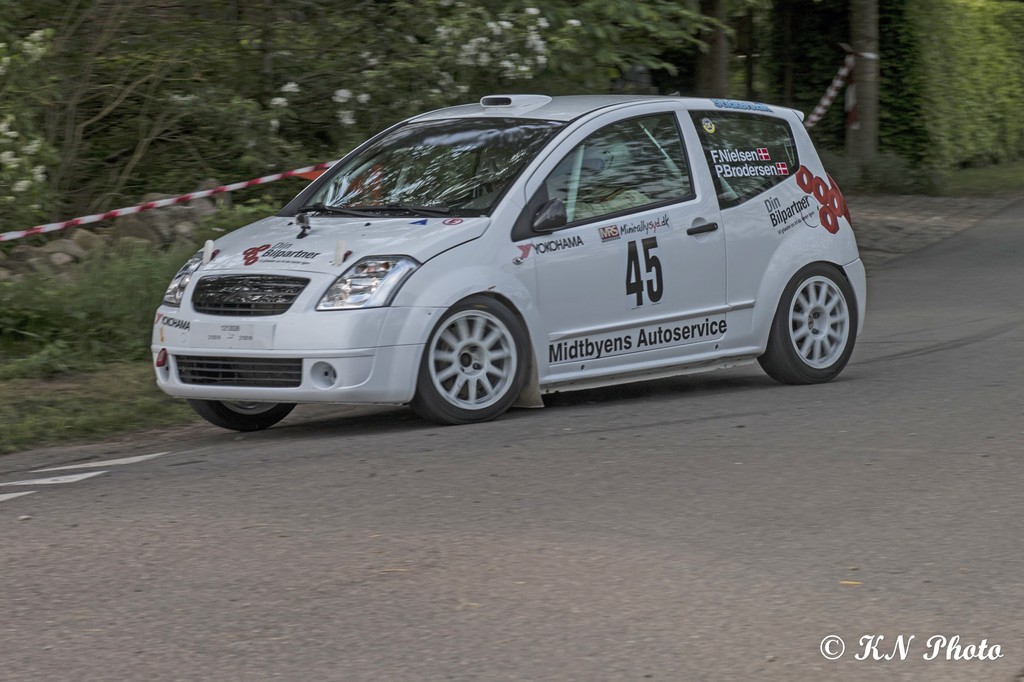 Frank Nielsen og Per Bordersen på vej mod podiet i Anderup El Rally 2016
(Foto: KN Photo)